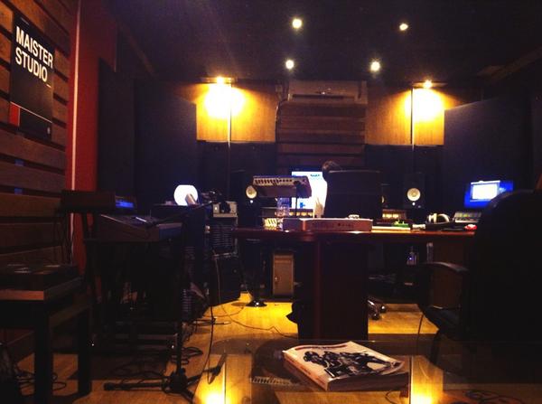 ohmyfucking0d's tweet photo. #studio #hardworking #songwritting with @AlexMaister1 at @MAISTERSTUDIO http://t.co/IHJ5fsIAaP