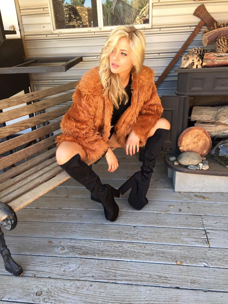 I freaking love fall 🍂💛🍂 BTS with @naomichristie and I http://t.co/V6n5GiUeNp