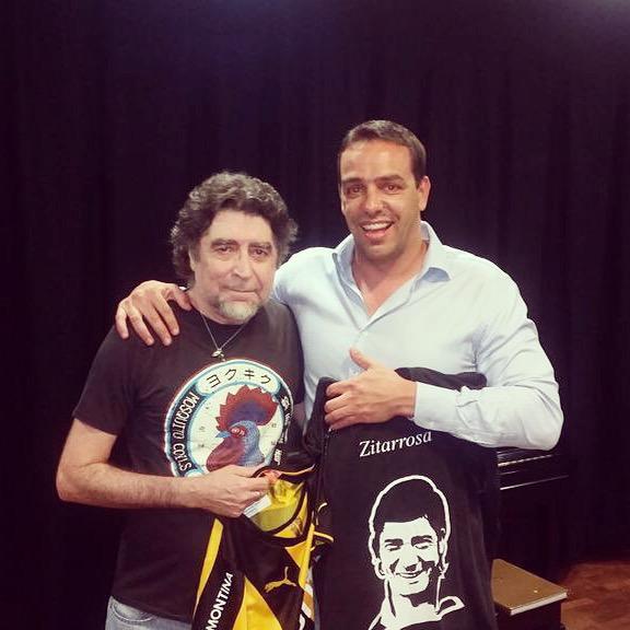 MartinCharquero's tweet photo. Sabina abrazado con Nacho Ruglio (candidato en Peñarol) con la camiseta de #Peñarol y una del enorme #Zitarrosa. http://t.co/gm7FiyYJye