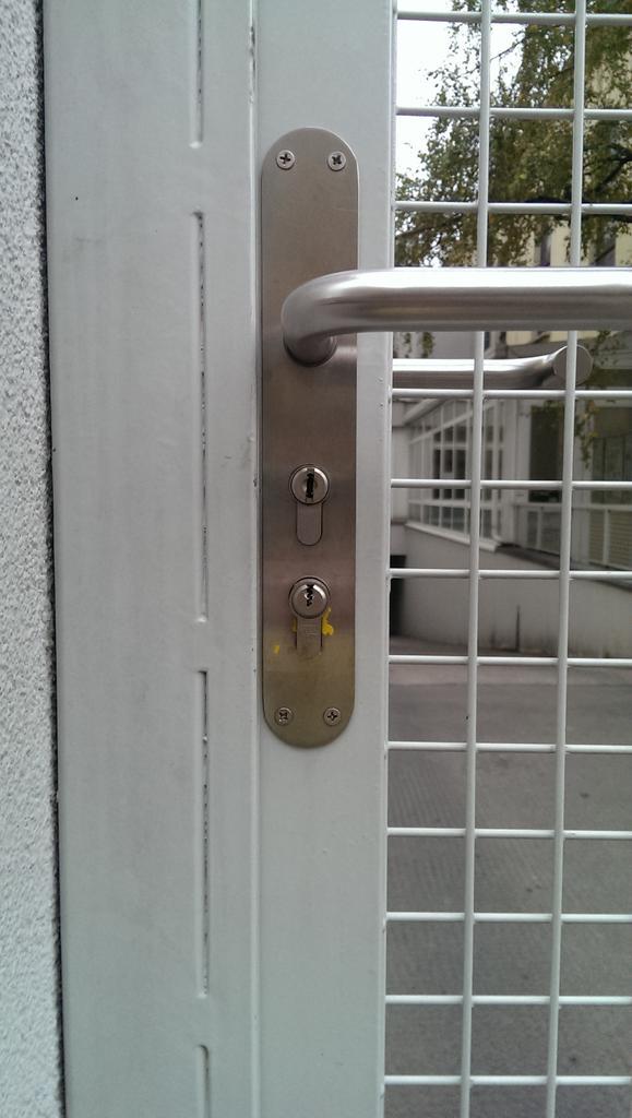 Met AirKey is deze oplossing verleden tijd. 1 deur, met 1 cilinder, 2 of meer beheerders...... evva.nl/producten/elek…