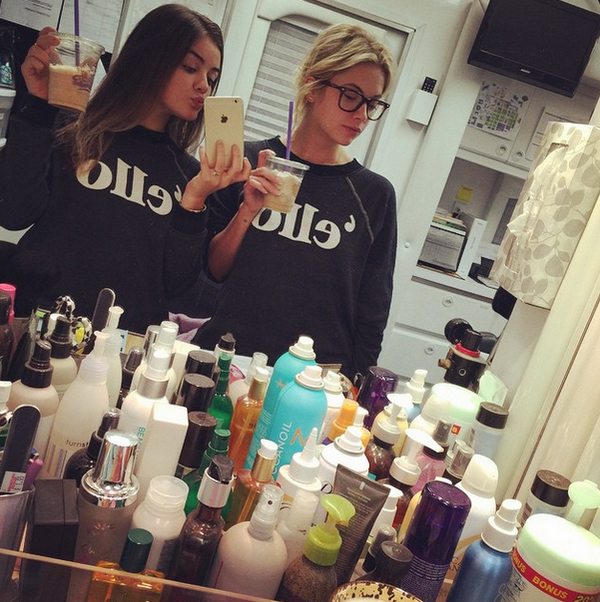 .@LucyHale and <a href="/AshBenzo/">Ashley Benson</a> are too cute! #Twins #PLL