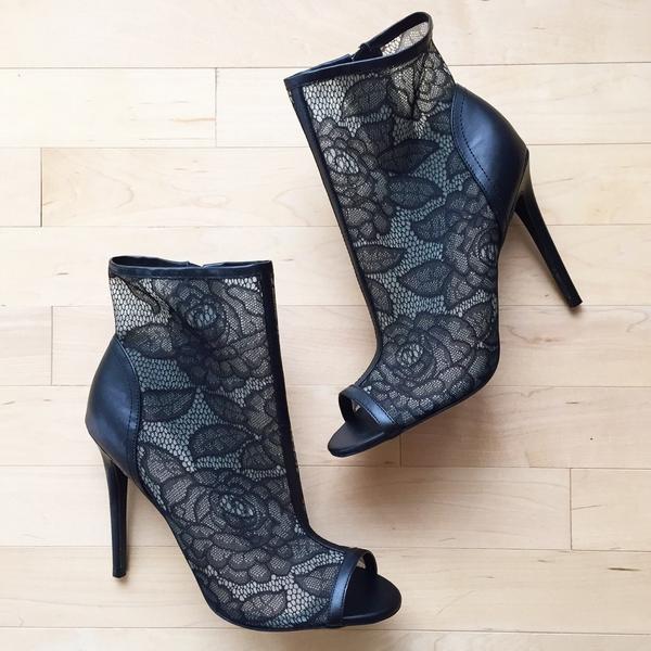 lifewithaco's tweet image. @RideauCentre these current faves can do no wrong in my booty.. I mean book! #FallChange