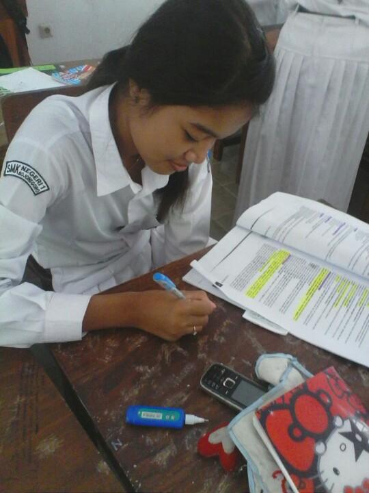 evitalcp_'s tweet image. @TonightShow_NET ini foto temenku waktu mau ulangan lagi nulis contoan di meja #HDITonightShow