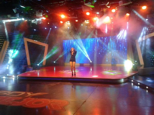 tcsoyelmejor's tweet photo. ¡Canta a todo pulmón @KetziaSEMtc! Dale RT si les gustó su presentación. #RivalidadSEM http://t.co/HS8FSfjnz1