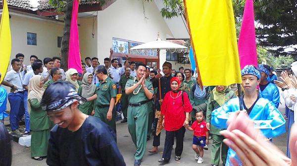 Penyambutan kepala sekolah baru Bpak.Chandra. Hari Senin,6 Oktober 2014. :)