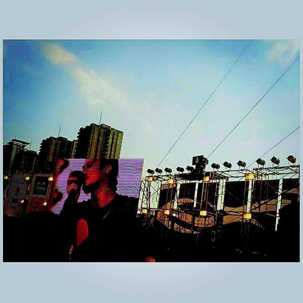 CaT_OoN's tweet photo. คิดถึงวันนั้น .. คิดถึง #g16fest concert 10.05.2014 😘😘😘 @bodyslamband @ToonArtiwara http://t.co/5UF7xetCpN