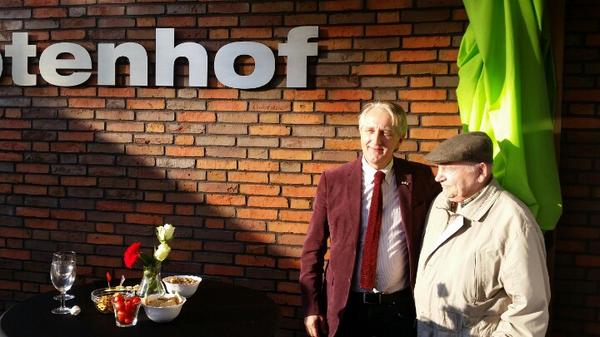 BARENDRECHTzh's tweet photo. Wethouder Vermaat met oudste bewoner bij onthuld bord #notenhof #patrimonium #barendrecht http://t.co/QoGFIPWl8H
