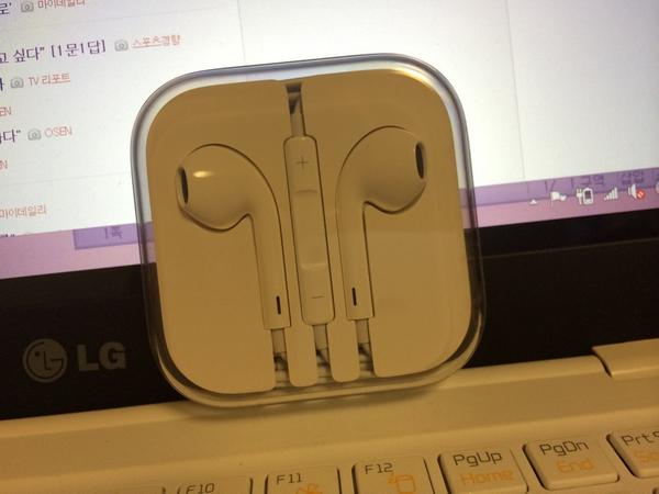 TWODEW's tweet photo. 당직 끝. 지면 기사 스타트. 휴우. 긴 하루... 이어폰 간절했는데, 캄샤합니다 :) 힘난다욥! http://t.co/Bo67hTbuko