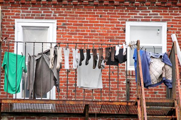 photorichierich's tweet image. Laundry hanging behind apartment on State St. in #PortsmouthNH. #wetsocks #linedry #thatsreal @seacoastonline