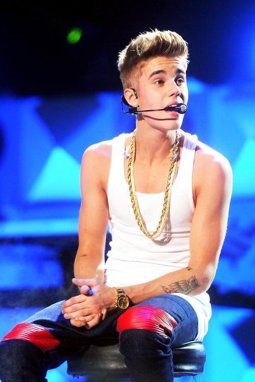 onfireforjsc's tweet image. UM RT = UM VOTO Beliebers 22h #EMABiggestFansJustinBieber