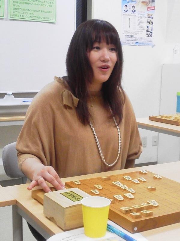 ねこまど将棋教室 本日は 伊藤明日香女流初段 Asuka M16 の指導対局会です 勝っても負けても明るく感想戦をされている 明日香先生です Http T Co Dxfb1xvlqm Twitter