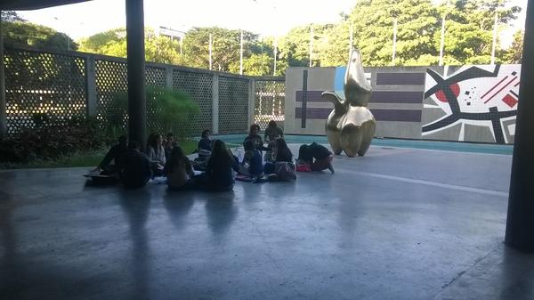 Mis estudiantes del @PSR_UCV esperando la clase de #CulturaUniversitaria @CulturaUni_UCV