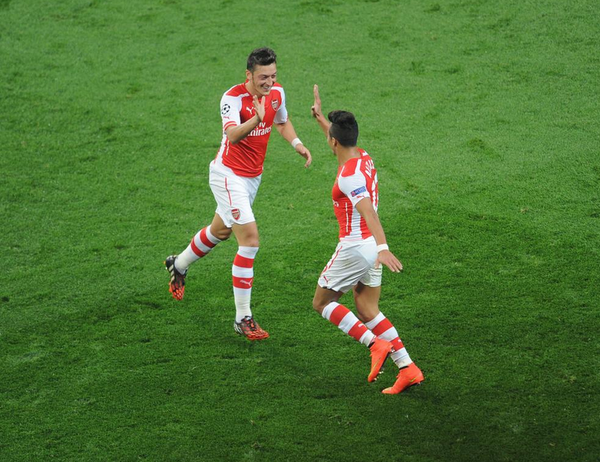 hshnka's tweet photo. Bate aq miga, aiq tudo @MesutOzil1088 #HappyBDayOzil #HappyBirthdayMesut #MesutOzil #Alexis #COYG #GunnersOnFire love http://t.co/v1mC22wwNg