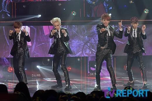 YoungminBiased's tweet photo. 141015 Show Champion #보이프렌드 #WITCH | cr: TV리포트 http://t.co/1aytMzOJBW