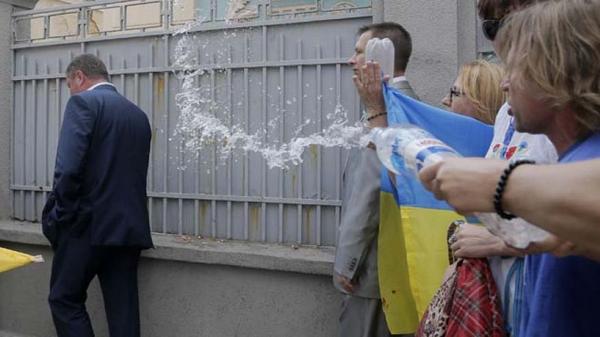 FoxNews's tweet photo. #Ukraine politics turns trashy as mood sours over slow pace of reforms: http://t.co/XW2pZAdJJG http://t.co/95wIvTlLde