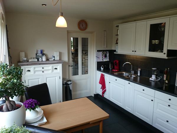 Verouderde beuken keuken geheel opgefrist met nieuwe MDF fronten in helderwit gespoten. Goeie make-over!