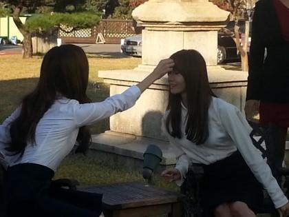 [PIC][15-10-2014]YoonA và SeoHyun xuất hiện tại Đại học Dongguk để chụp ảnh tốt nghiệp vào chiều nay Bz_PYFcCIAErzaf