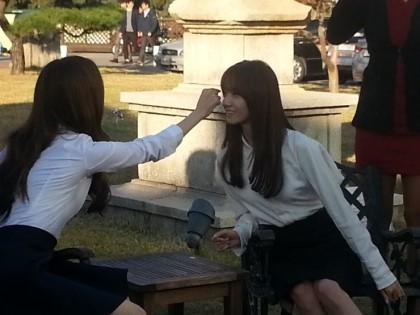 [PIC][15-10-2014]YoonA và SeoHyun xuất hiện tại Đại học Dongguk để chụp ảnh tốt nghiệp vào chiều nay Bz_PYNyCYAAOo2o