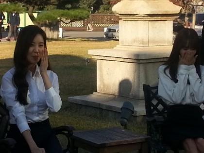 [PIC][15-10-2014]YoonA và SeoHyun xuất hiện tại Đại học Dongguk để chụp ảnh tốt nghiệp vào chiều nay Bz_PYg6CYAETJ2l