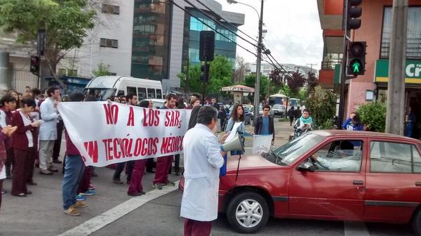 vicnet077's tweet photo. Paro de Tecnologos medicos HGGB concepción #NoaLosSARsinTM @24HorasTVN @biobio @DiarioConce @RedBiobio @CNNChile http://t.co/0Qf1hCw7Ly