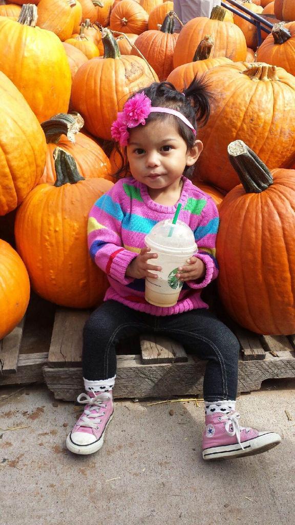 DBoss02's tweet image. My soon to be goddaughter
#loveher #starbucks #SheBasic #lol