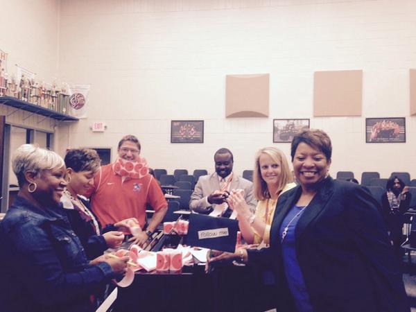 Sabrina_suber's tweet photo. Ensuring safety at RNE #WearyourID @rnestugov @RNESaber @RichlandTwo http://t.co/UeGPQwMhUs