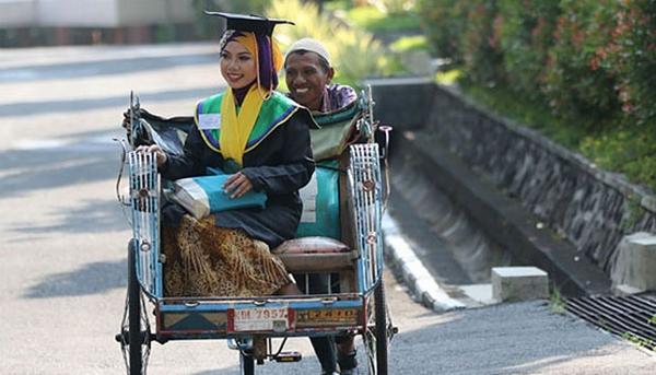 rinCarol's tweet photo. Ganbare!!RT @Metro_TV: Diterima LSE Inggris, Raeni Berusaha Cetak IELTS Level 7 http://t.co/lSAHLpTqu9 http://t.co/u2cXrVbrOT