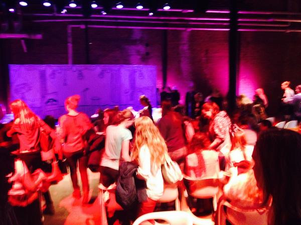 Zaal loopt vol studenten bij #projectdoorgaan in delft #donorweek