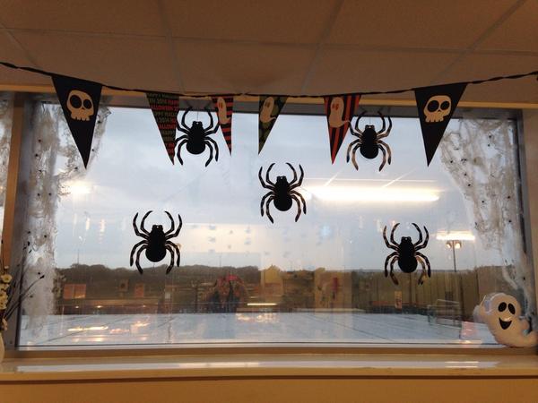 sarahjdavies1's tweet photo. Halloween decorating fun #funatwork @ceriwalsh @TescoG105 @karenannseddon http://t.co/kPtJ6wixv4