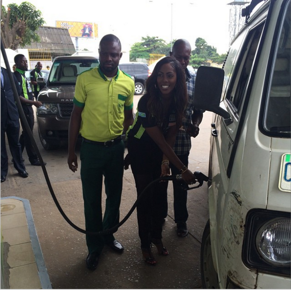 customercentrix's tweet photo. Nigeria : @TiwaSavage Pumps Fuel For Motorists #customerservice  #customerservicenews   http://t.co/Eng0zImxeO http://t.co/8J1qFDFW2a