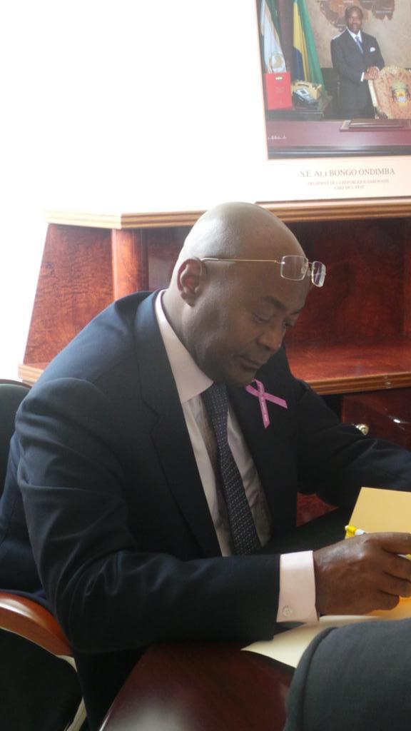 Portez-vous votre ruban rose? Le Ministre de l'Enseignement Supérieur oui! 
#OctobreRose #Gabon <a href="/GouvGabon/">Gouvernement Gabon</a>