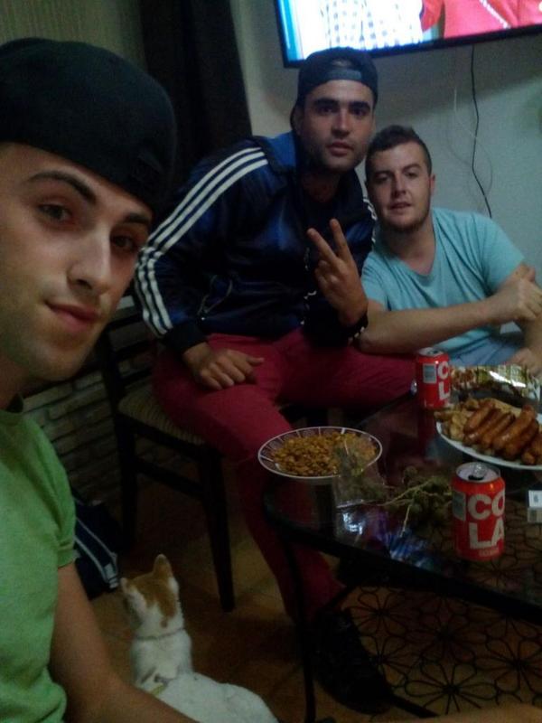 josepenaco21's tweet photo. Perfecta la noxe con estos dos k son mas k amigos son mis ermanos os kiero cabrones @jorgepasion92 @SamuelCarry93 http://t.co/tQN8ZOK9a3