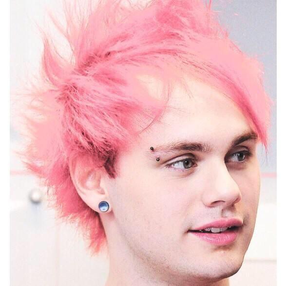 atomicash_'s tweet image. His lips match his hair, and I just wanna kiss him❤️❤️❤️👌