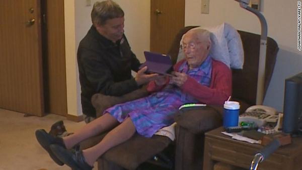 CNNEE's tweet photo. Una mujer de 114 años tuvo que decir que era más joven para tener #Facebook http://t.co/zg5mJh92ZC http://t.co/W1rjcDKP8I