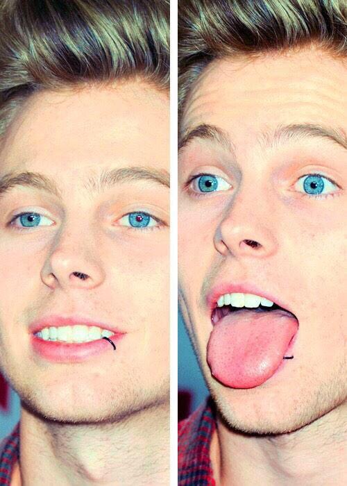 atomicash_'s tweet image. FVCKING EYES!!!!!!! I wish I had blue eyes, but out of all the colours I get poop colour👀💩