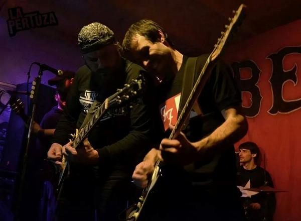 Algo de lo que fue el sabado junto a un amigo que subio a tocar unos temas..gracias chizzo y a ustedes por el aguante