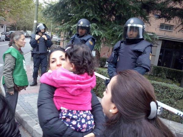 JesusArroyoFer's tweet photo. Once furgones policía para detener a dueños tarjetas black Caja Madrid. Ah no, para desahuciar mujer e hija de 2 años http://t.co/7xUJLTNQL7