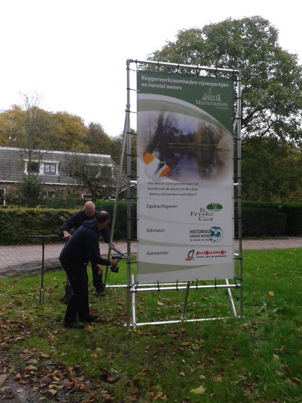 Vanmiddag #bouwborden geplaatst bij #Martenastate in Koarnjum. Goede service van <a href="/KitsReklame/">Kits Reklame</a> door deze op te bouwen!