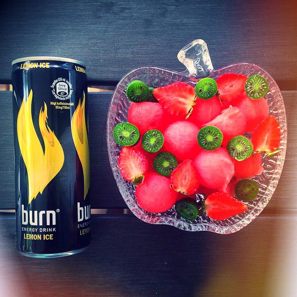 burn_jp's tweet photo. 海外で発売されている黄色い炎の #burn !? 飲んでみたい人は、RT！ http://t.co/kJnza6Z438