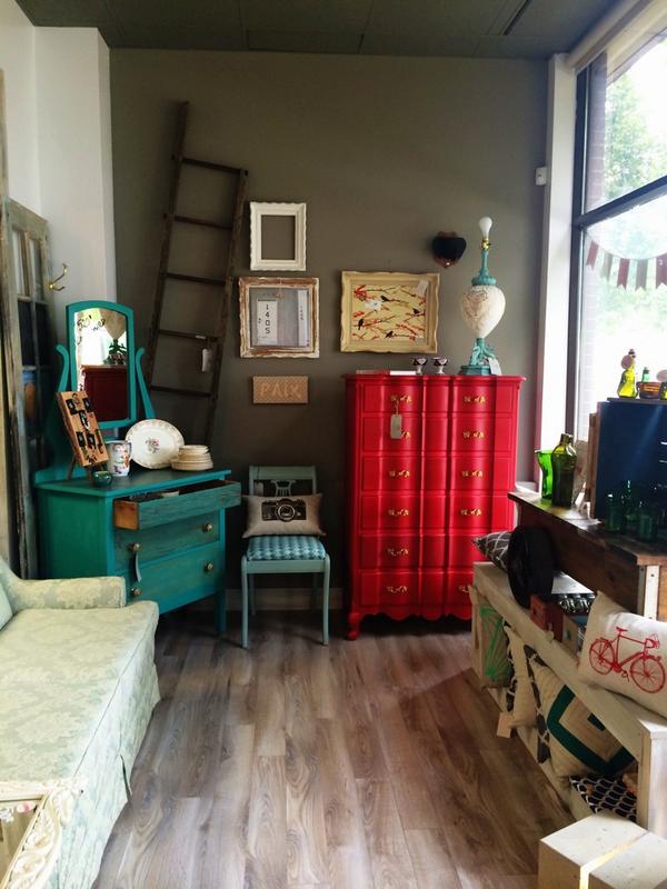 AubeDesign's tweet image. Bientôt c'est notre lancement ouverture officielle! #aubecreations #meublesrelooké #deco