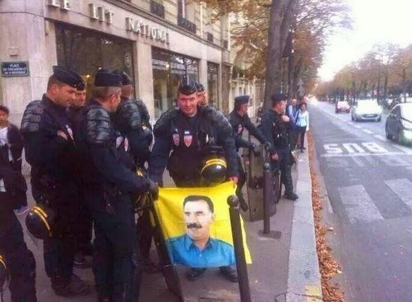 sicak_s's tweet photo. Fransız özel timleri Paris'te terörist başının posteri ile poz veriyor !
Oyun büyük biz bunun farkındayız !
Ya siz ? http://t.co/6qLxaFQlxH