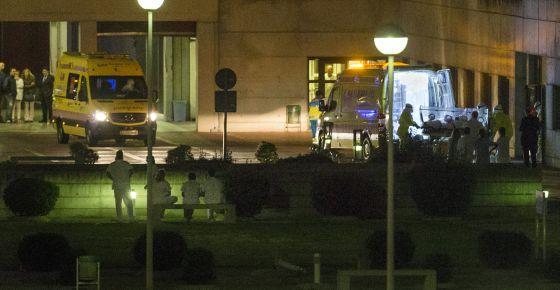 el_pais's tweet photo. Una cadena de errores cuestiona la actuación en el caso de ébola http://t.co/EdE4OlIwaP  #EbolaEnEspana Carlos III http://t.co/ILEsfezLLc