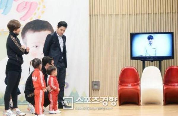 BUBBLETEAHOLIC's tweet photo. 141008 ที่งานแถลงข่าวรายการ Oh My Baby แทโอ รวมทั้ง คุณพ่อคุณแม่ พี่สาว ยืนดูวีดีโ���ที่ไคส่งข้อความถึงน้องแทโอกันค่ะ http://t.co/oNLggzDriq