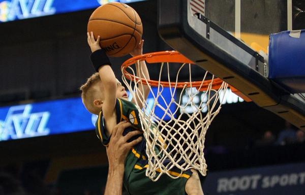 DeportesCuatro's tweet photo. Los Utah Jazz fichan por un día a un niño de 5 años con Leucemia y cumplen su sueño http://t.co/AFGw0aALbd http://t.co/Vi5tktqGg0