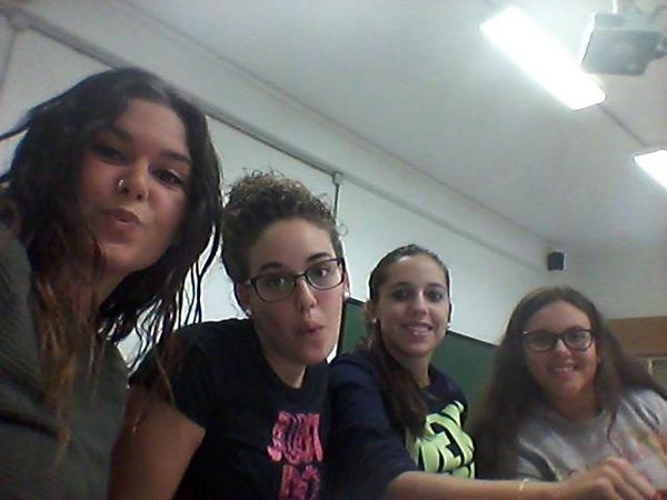 Duniarnedo's tweet photo. Buenos diaaas desde la ugr!! #animoparanosotras @Lorena11MS @ali93_ @NuriaRodrguez http://t.co/pJ4hnsaUM9