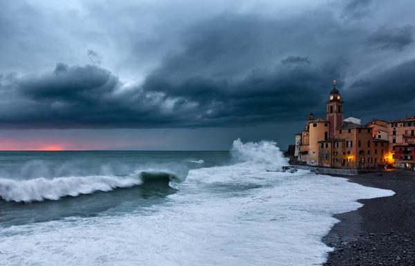 AlinaDal_F's tweet image. L’amore, quando la vita ci incalza, è solo un’onda più alta fra le onde. #Neruda