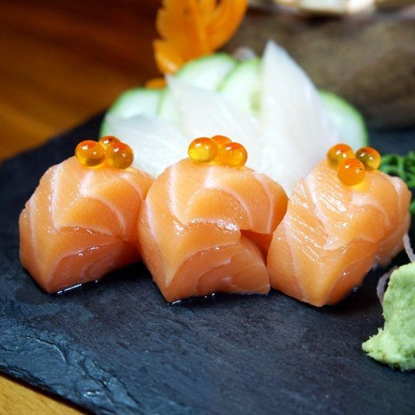 Atlantic Salmon สดๆ เอามาเบิร์นเล็กน้อย ให้หอมๆ ด้านบนท็อปด้วยไข่แซลมอน จานนี้ 370 บาท bit.ly/ZQMnYq