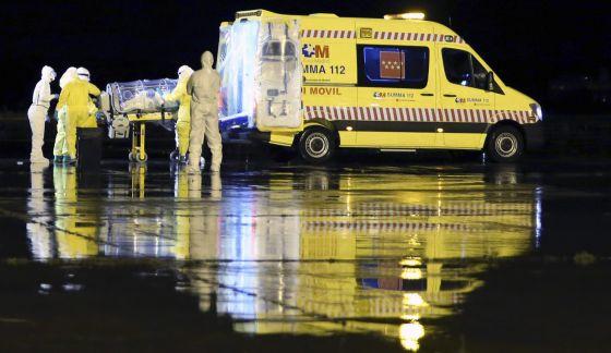el_pais's tweet photo. ¿Qué ha fallado con el #ébola? "Faltó planificación y formación del personal sanitario" http://t.co/mOxvFvi7vs http://t.co/reMoUQ0jpZ