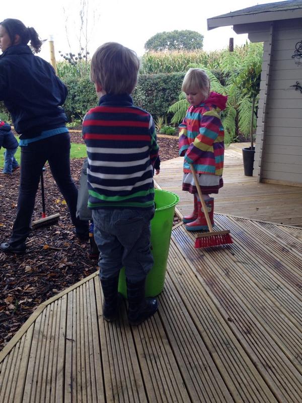 BrambleyHedge's tweet photo. Having fun with leaves at Tarporley!! :) http://t.co/CzHuRYu8yP