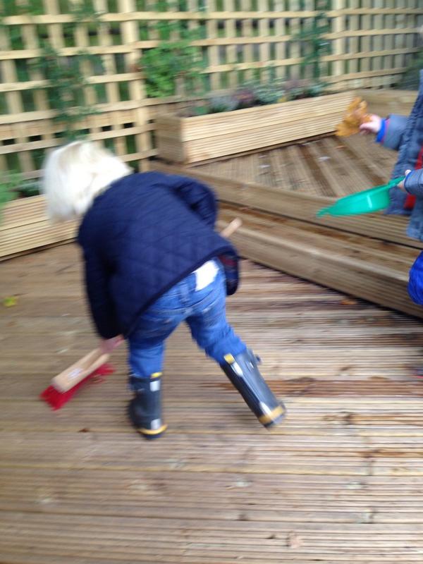 BrambleyHedge's tweet photo. Having fun with leaves at Tarporley!! :) http://t.co/CzHuRYu8yP